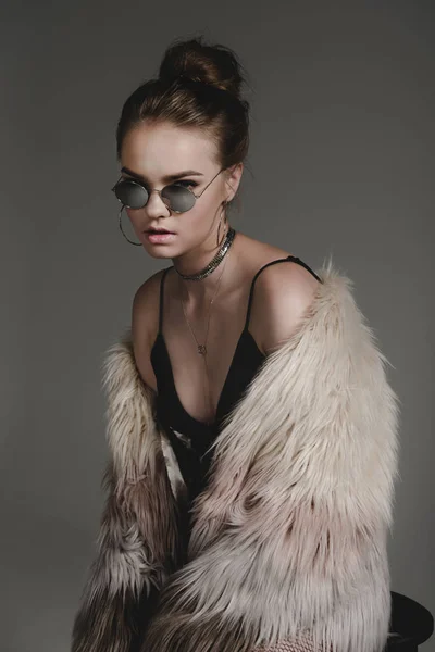 Girl in sunglasses and fur coat — Stock Photo, Image