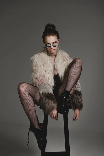 Fashionable girl in fur coat — Stock Photo, Image