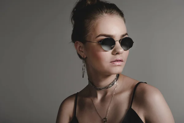 Güneş gözlüğü moda kız — Stok fotoğraf