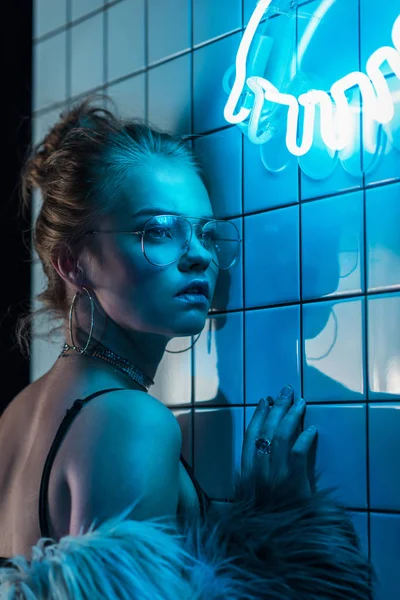 Módní žena poblíž neonový nápis — Stock fotografie