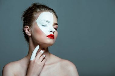 Yüzündeki bodyart kızla
