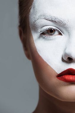 Yüzündeki bodyart kızla