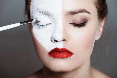 Kız yüzüne BodyArt uygulama