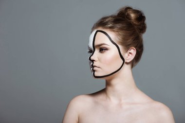 Yüzündeki bodyart kızla