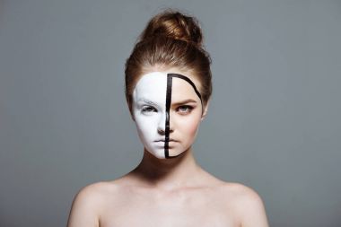 Yüzündeki bodyart kızla
