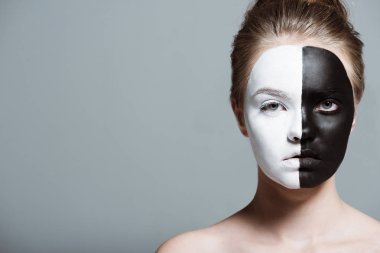 Yüzündeki bodyart kızla