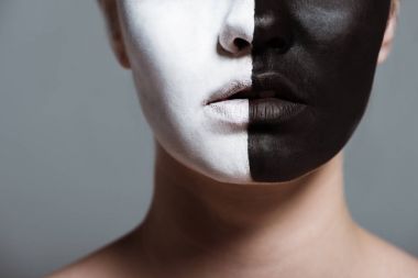 Yüzündeki bodyart kızla