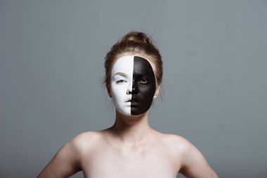 Yüzündeki bodyart kızla