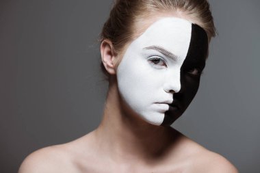 Yüzündeki bodyart kızla
