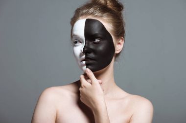 Yüzündeki bodyart kızla