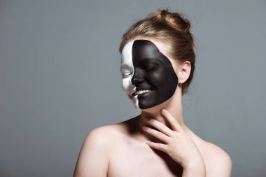gülümseyen yüzünde bodyart modeliyle