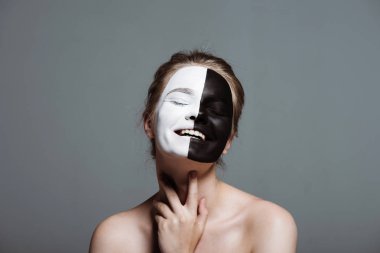 Yüzündeki bodyart ile neşeli kız