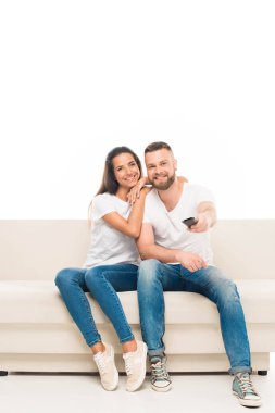 genç bir çift TV izleme