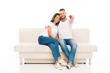 genç bir çift TV izleme