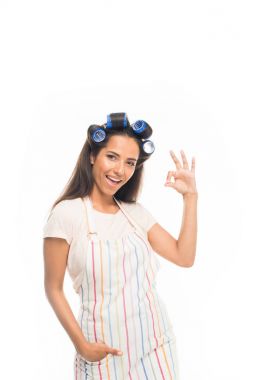 ok işaret gösteren curlers ile ev hanımı