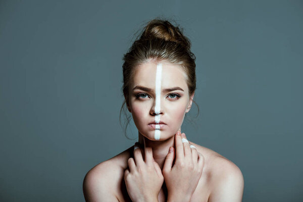 чувственная девушка с линией на лице
