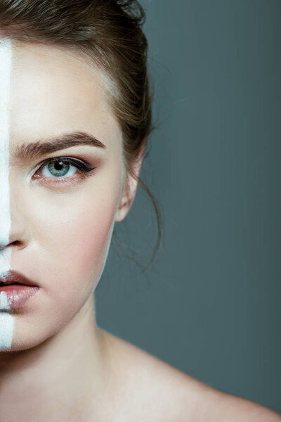 красивая девушка с линией на лице
