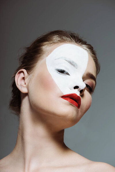 девушка с бодиартом на лице
