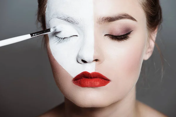 Girl applying bodyart on face — Stock Photo, Image