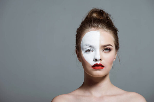 красивая девушка с бодиартом на лице
