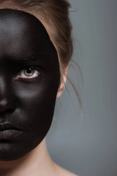 Девушка с черным боди-артом на лице — стоковое фото