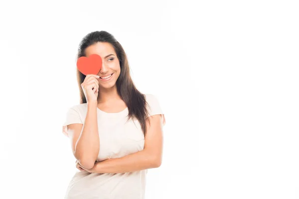 Jeune femme avec coeur de papier rouge — Photo