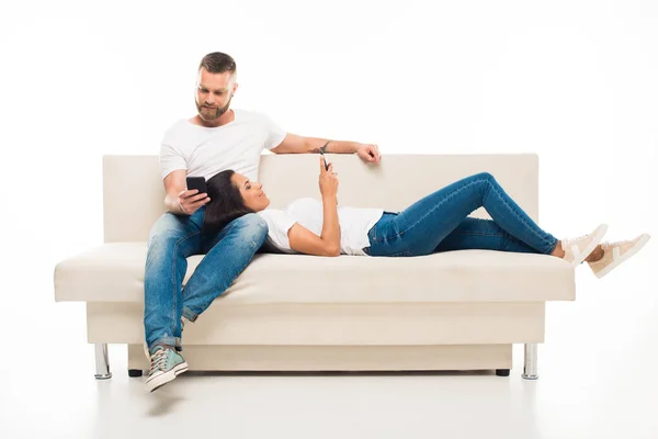 Attraktivt par som använder smartphones — Stockfoto