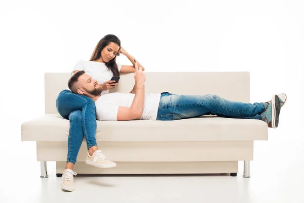 Attractive couple using smartphones — Stock Photo, Image