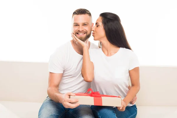 Jovem casal com caixa de presente — Fotografia de Stock