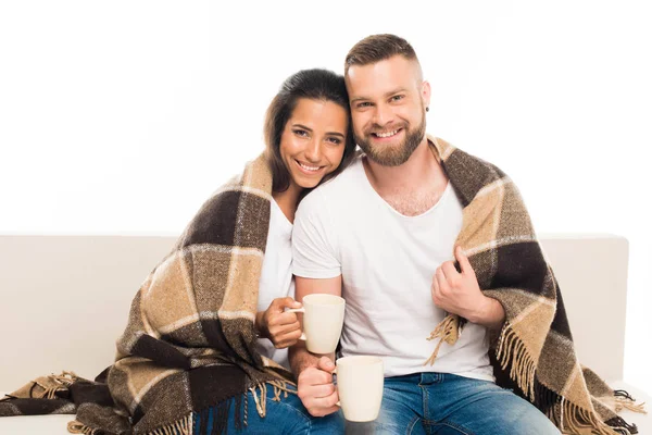 Aantrekkelijk koppel met geruite plaid — Stockfoto