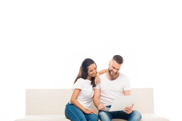 Attractive couple using laptop — Stock fotografie