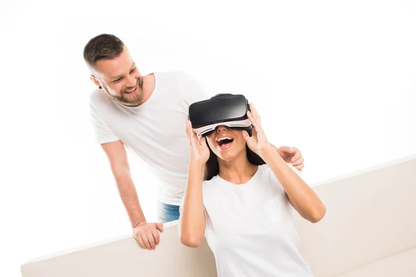 Счастливая женщина с помощью гарнитуры виртуальной реальности — стоковое фото
