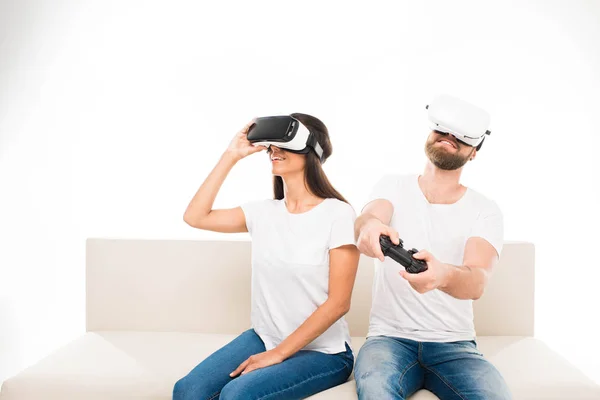 Couple utilisant des casques de réalité virtuelle — Photo