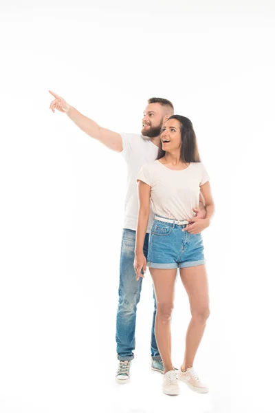 Jovem casal olhando para longe — Fotografia de Stock