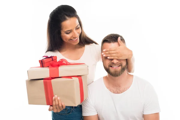 Mujer sorprendente novio por regalos — Foto de Stock