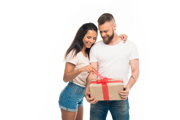 Jovem casal com caixa de presente — Fotografia de Stock