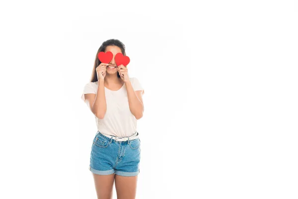 Junge Frau mit roten Papierherzen — Stockfoto