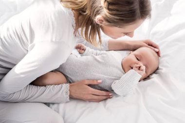 küçük bebek ile anne