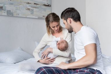 Annesi bebeğini besliyor