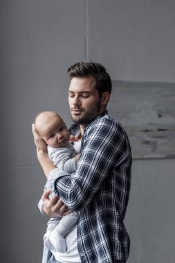 Baba oğlunu holding