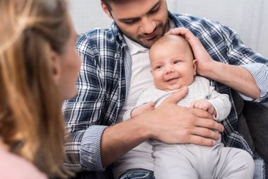 erkek bebek ile anne