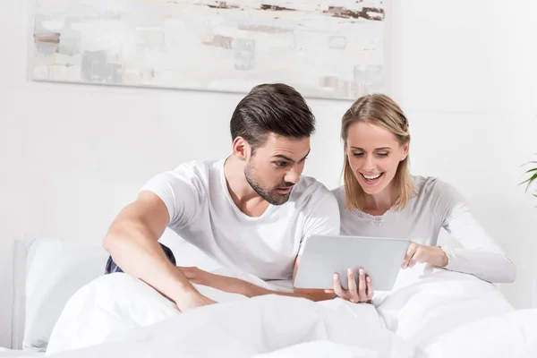 Casal usando tablet digital — Fotografia de Stock