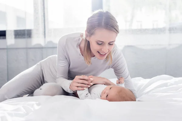 귀여운 아기와 엄마 — 스톡 사진