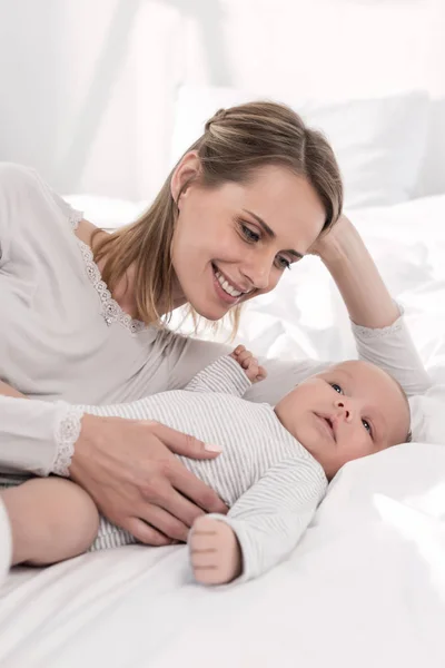 Madre con pequeño bebé —  Fotos de Stock