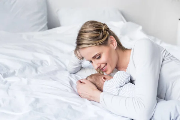 Mãe abraçando seu bebê — Fotografia de Stock