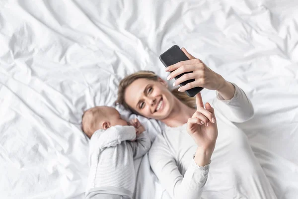 Matka biorąc selfie z dzieckiem — Zdjęcie stockowe