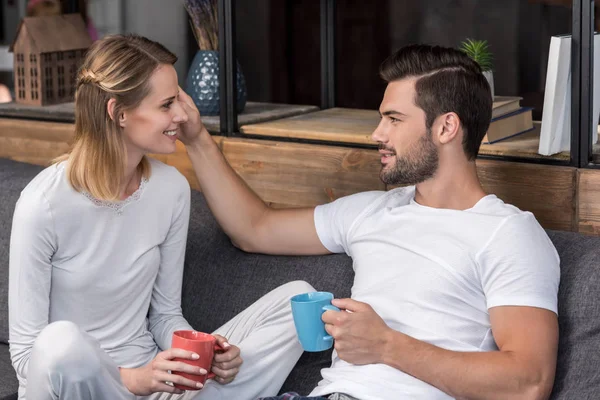 Feliz jovem casal — Fotografia de Stock