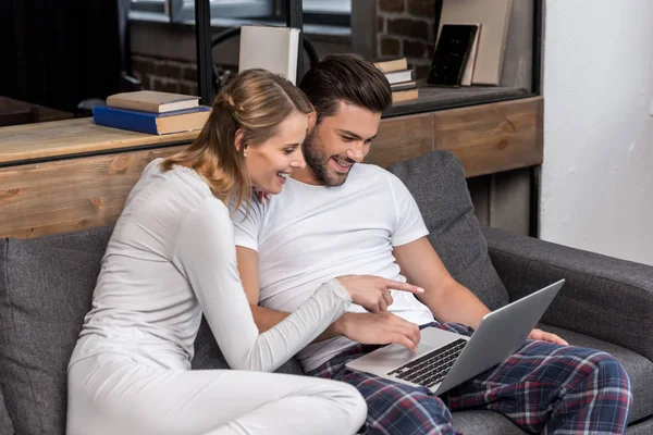 Par som använder laptop — Stockfoto