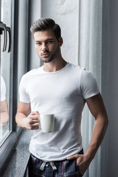 英俊的男人用咖啡 — 图库照片