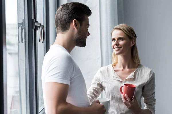 Casal com xícaras de café — Fotografia de Stock